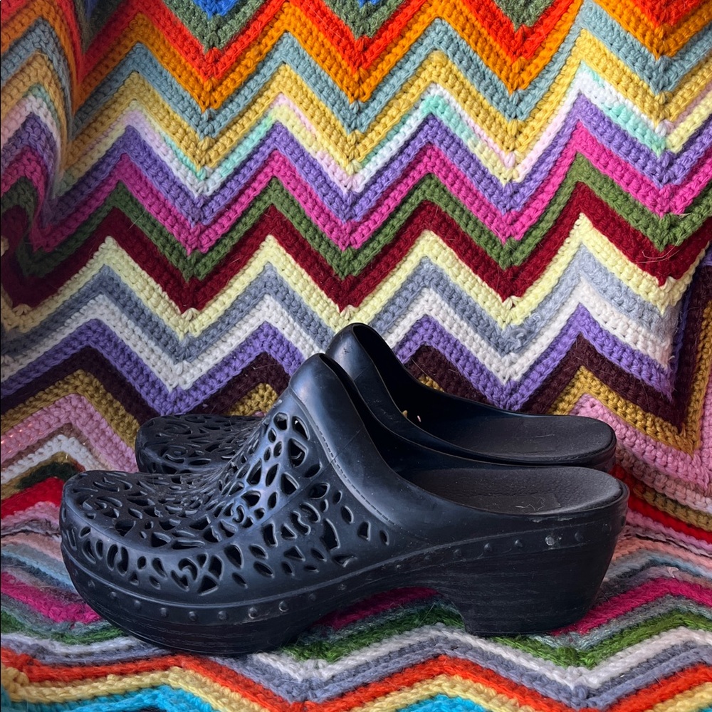 Dansko Pippa Laser Cut molded rubber clogs, mules. size 38, 7.5-8 - Picture 2 of 7